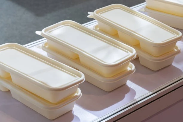 Como capa de sellado para tapas de vasos/bandejas de PP